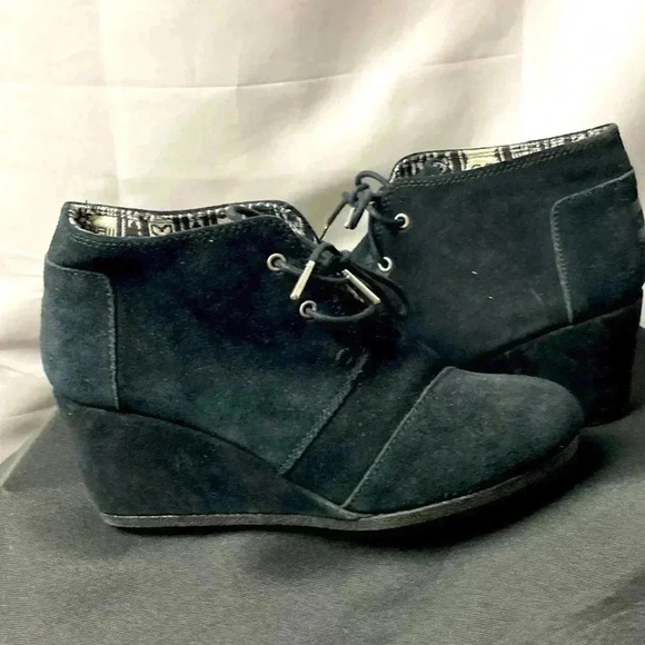 TOMS WO SIZE 8.5 BLACK WEDGE SHOES LACE UP PRINTED PATTERN INSIDE CLEAN - Picture 1 of 12
